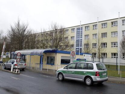 Un coche de la polic&iacute;a aparcado a las puertas de la Oficina de Investigaci&oacute;n Criminal en Dresde (Alemania).