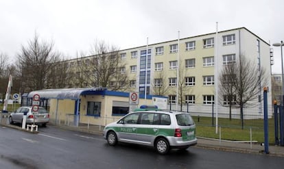 Un coche de la policía aparcado a las puertas de la Oficina de Investigación Criminal en Dresde (Alemania).