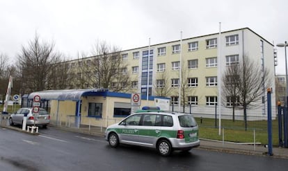 Un coche de la polic&iacute;a aparcado a las puertas de la Oficina de Investigaci&oacute;n Criminal en Dresde (Alemania).