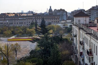 Vista de la parcela de los antiguos cuarteles de Sant Andreu