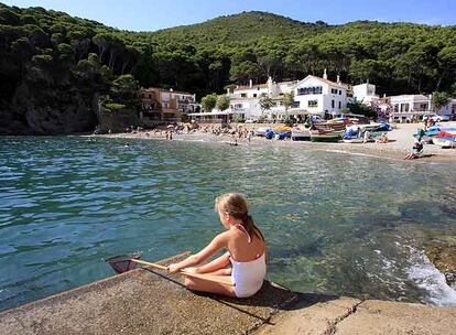 En torno al cabo de Begur, en Girona, se concentran un puñado de calas muy agradables como la de Sa Tuna (en la fotografía), Sa Riera y playa Fonda.
