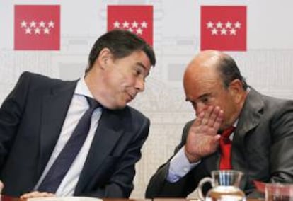 El presidente de La Comunidad de Madrid, Ignacio González (izq.), y el presidente del Banco Santander, Emilio Botín, durante el convenio firmado hoy con el Banco Europeo de Inversiones (BEI) y el Banco Santander.