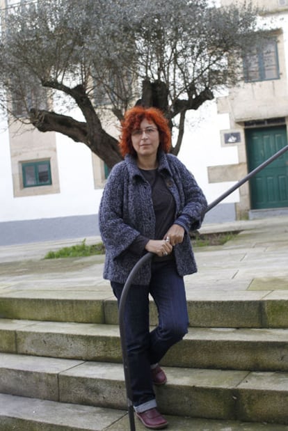 A poeta Ana Romanía, na Praza da Oliveira, en Santiago.