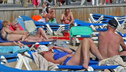 Turistas al sol en las playas de Benidorm.