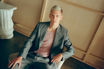 Olmo viste camiseta y traje Dior Men. El estilismo es de Gina Berenguer y el trabajo de maquillaje y peluquería de Ruth Guerrero.