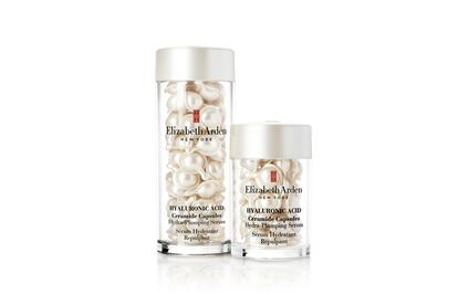 El nuevo Sérum Hyaluronic Acid Ceramide Capsule de Elizabeth Arden está disponible en formato de treinta o sesenta cápsulas, realizadas con materiales biodegradables, para proteger la piel y el entorno.