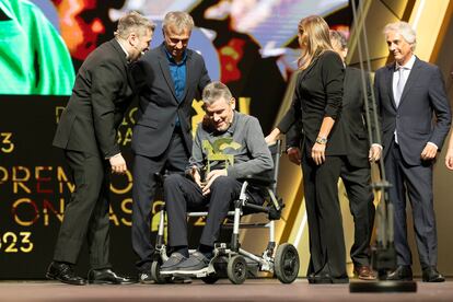 El equipo de TV3 y el exfutbolista Juan Carlos Unzué, reciben el premio Ondas a mejor documental por "Unzué. El último equipo de Juancar".