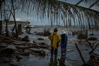 Restos de casas destruidas por el mar en la colonia El Bosque, Tabasco, en noviembre de 2022.