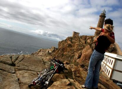 Una pareja contempla la Costa da Morte en el cabo Vilán (o Villano), a pocos kilómetros de Camariñas (A Coruña)