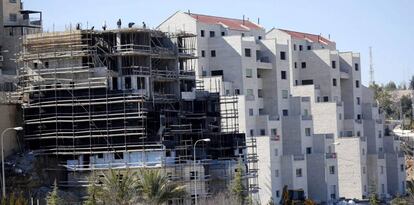 Obreros trabajan en un nuevo edificio en el asentamiento de Kiryat Arba, este martes cerca de Hebrón, Cisjordania.