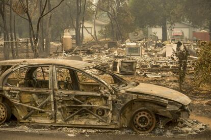 Los restos de un coche calcinado tras el fuego en Middletown.