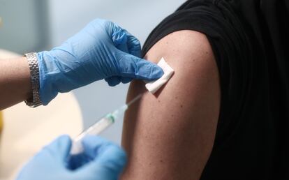 Un trabajador sanitario recibe la vacuna contra el coronavirus.