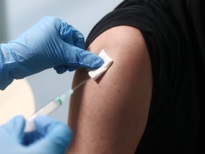 Un trabajador sanitario recibe la vacuna contra el coronavirus.