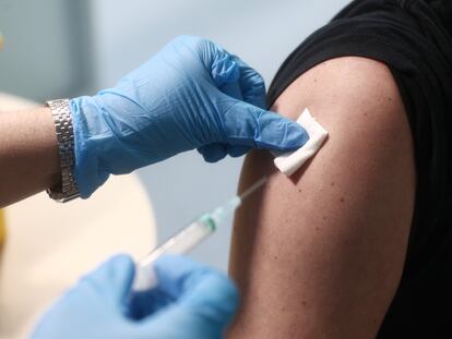 Un enfermero vacuna a un trabajador sanitario en las instalaciones del Isabel Zendal de Madrid, el pasado 12 de enero.