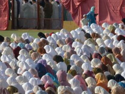 Mujeres melillenses rezan durante el Ramad&aacute;n en 2006.