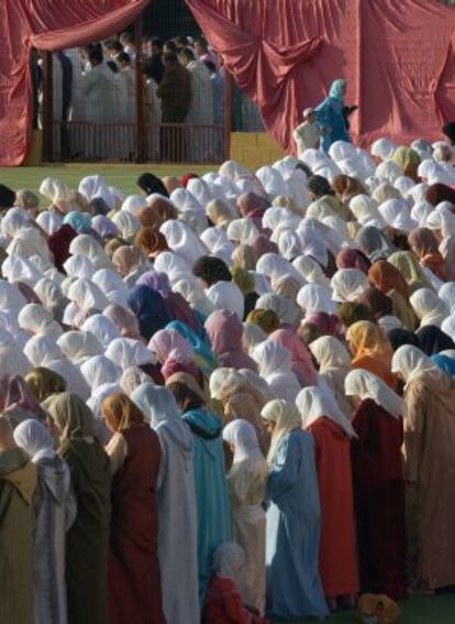 Mujeres melillenses rezan durante el Ramadán en 2006.