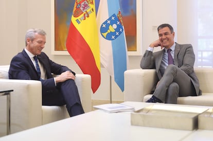 El presidente del Gobierno de Galicia, Alfonso Rueda (i) y el presidente del Gobierno, Pedro Sánchez (d), durante su reunión este jueves en La Moncloa,