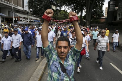 Un grupo de personas participan en la manifestación denominada "Toma de Caracas".