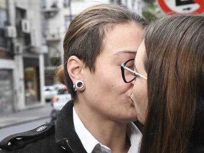 Mariana Gómez (izq.) besa a su mujer, Rocío Girat, frente al juzgado.