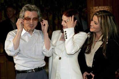 El primer ministro japonés Junichiro Koizumi, imitando a Elvis Presley, Lisa Marie Presley y Pricilla Presley en Graceland.