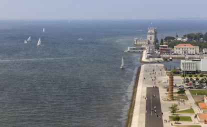 Paseo a orillas del Tajo dirección a la torre de Belém (al fondo de la imagen).