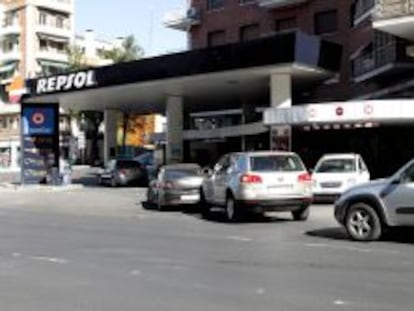Cola de automóviles a la entrada de una gasolinera el día antes de la subida del tipo general del IVA. EFE/Archivo