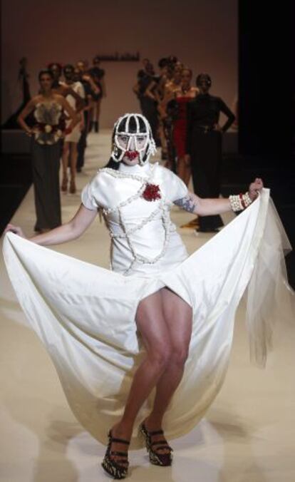 Rossy de Palma luce una propuesta del diseñador Assaad Awad durante la tercera jornada de la Valencia Fashion Week.