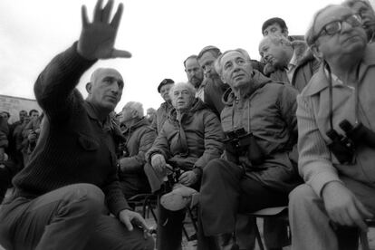 De izquierda a derecha, el primer ministro Isacc Navon, Peres y Rabin escuchan al jefe del Estado Mayor, Moshe Levy, en unas maniobras militares en 1985.