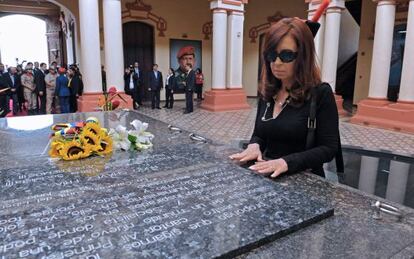 La presidenta Cristina Fernández visita la tumba de Chávez.