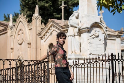 Ángelo Néstore, poeta, posa en el cementerio de San Miguel de Málaga.