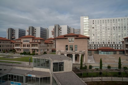 A raíz de una de las agresiones, la víctima tuvo que ser atendido en el Hospital Universitario Marqués de Valdecilla de Santander, que aparece en la fotografía en una imagen de archivo.