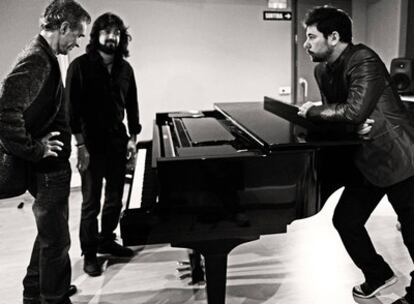 Miguel Poveda, apoyado en el piano, frente a Joan Albert Amargós y el guitarrista Juan Gómez Chicuelo, al fondo.