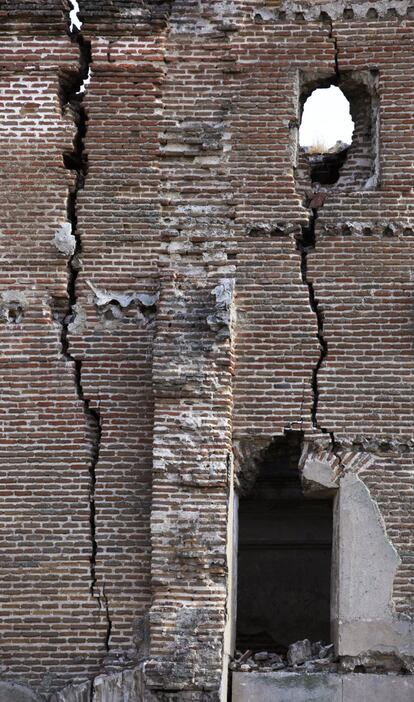 Uno de los laterales agrietados de la iglesia de San Pedro en Leganés (Madrid).