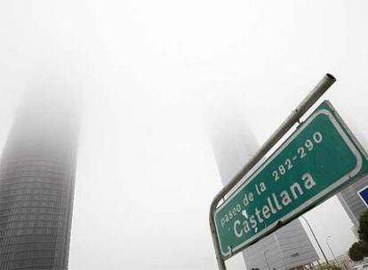 La niebla envuelve las torres de la antigua Ciudad Deportiva del Real Madrid.