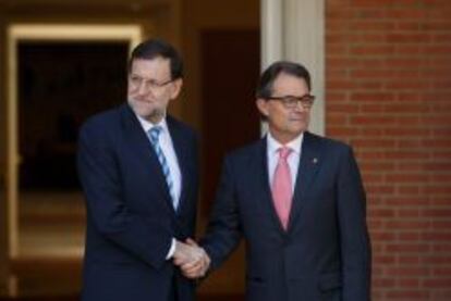 El presidente del Gobierno, Mariano Rajoy, junto al jefe del Ejecutivo catal&aacute;n, Artur Mas, durante su &uacute;ltima reuni&oacute;n en La Moncloa.