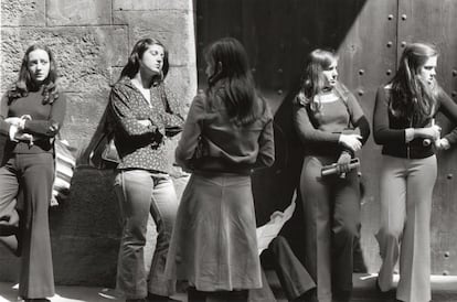 Los años sesenta y setenta son los de la llegada de las minifaldas, las turistas en bikini y las vespas. Las casas se llenan de televisores en blanco y negro en los que se ve cómo el hombre pone un pie en la Luna. El fotógrafo francés Plossu fotografió a varias jóvenes en la ciudad a finales del franquismo: los pantalones de campana y las camisetas escotadas preludian el cambio de época.