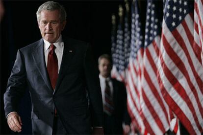 El presidente George W. Bush se dirige al estrado del Woodrow Wilson Center para pronunciar su discurso.