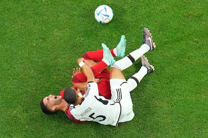 Thilo Kehrer y Ferrán Torres en una disputa de balón durante el partido. 