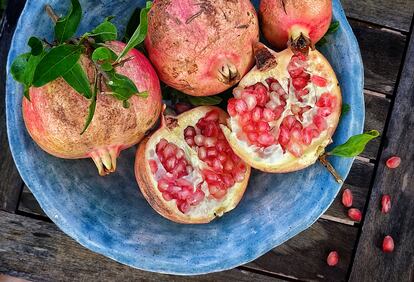 La mesa recibe granadas, sandías, pimientos asados, sobrasadas, tomate, con  sus sabores tan diversos. Foto: Carles Ribas