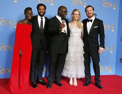 El equipo de '12 años de esclavitud' (de izquierda a derecha, los actores Lupita Nyong'o, Chiwetel Ejiofor, Sarah Paulson y Michael Fassbender) en torno a su director, Steve McQueen, que sostiene el premio a mejor película dramática.