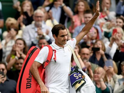 Federer se despide de los aficionados durante su último partido en Wimbledon.