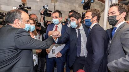 El presidente de Murcia, Fernando López Miras, saluda, junto a Casado y García Egea, a los diputados expulsados de Vox que votaron contra la moción de censura.