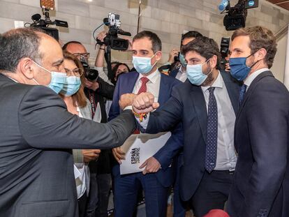 El presidente de Murcia, Fernando López Miras, saluda, junto a Casado y García Egea, a los diputados expulsados de Vox que votaron contra la moción de censura.