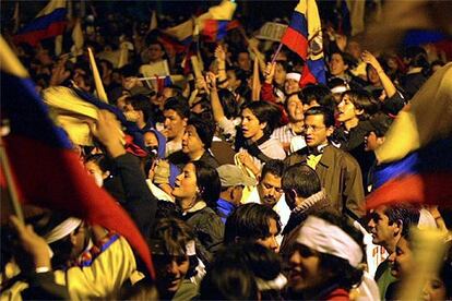 Manifestantes en Quito protestan contra el presidente ecuatoriano, Lucio Gutirrez, la noche del sbado.