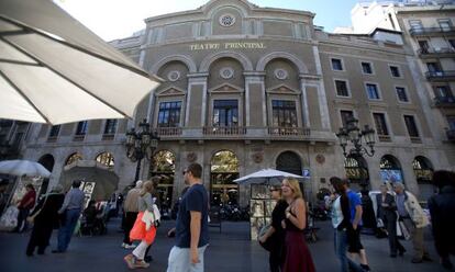 Un grupo de turistas pasa por delante del Teatre Principal. 