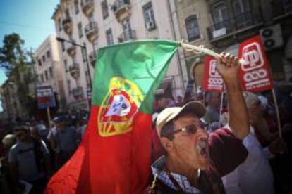 Un hombre participa en la manifestación del Primero de Mayo en Lisboa, Portugal hoy, jueves 1 de mayo de 2014.