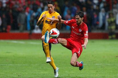 Fernando Torres y Santiago García disputan por el balón