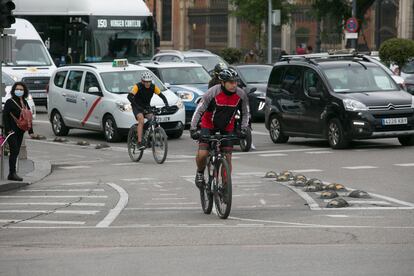 Un ciclista en un carril bici en la calle de Alcalá a su paso por la plaza de Cibeles.