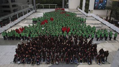 852 estudiantes tailandeses se reúnen para ganer el récord Guinness del mayor árbol de Navidad humano en Bangkok (Tailandia), 22 de noviembre 2013.