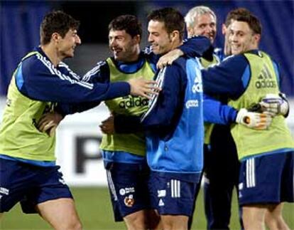 César, Tristán y Morientes, en primer plano, y Cañizares, Casillas, tapado, y Sergio en el entrenamiento de ayer.